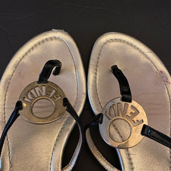 Fendi sandals in gold and black - Picture 8 of 13